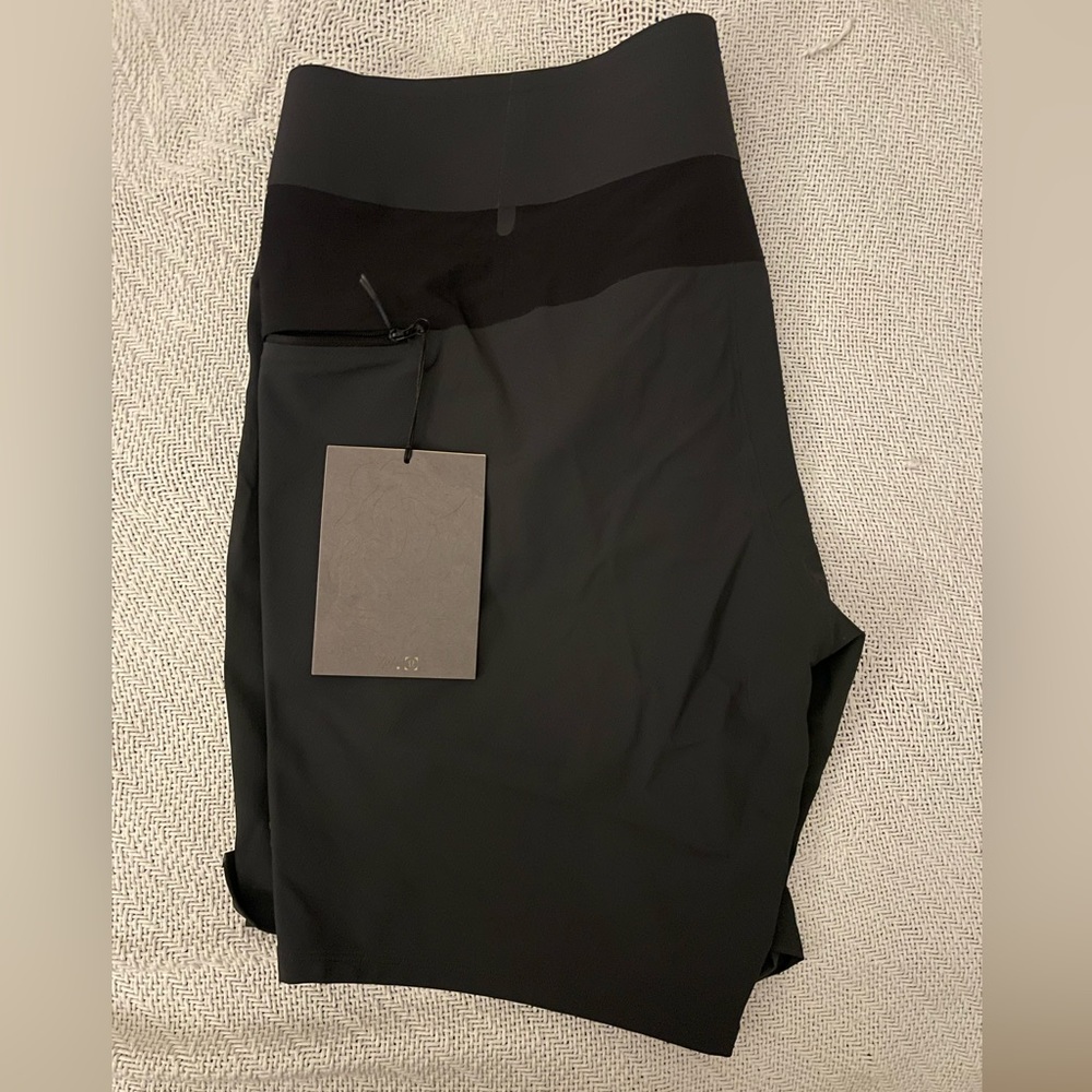 lululemon men’s escape & Explore 9” short black size 38